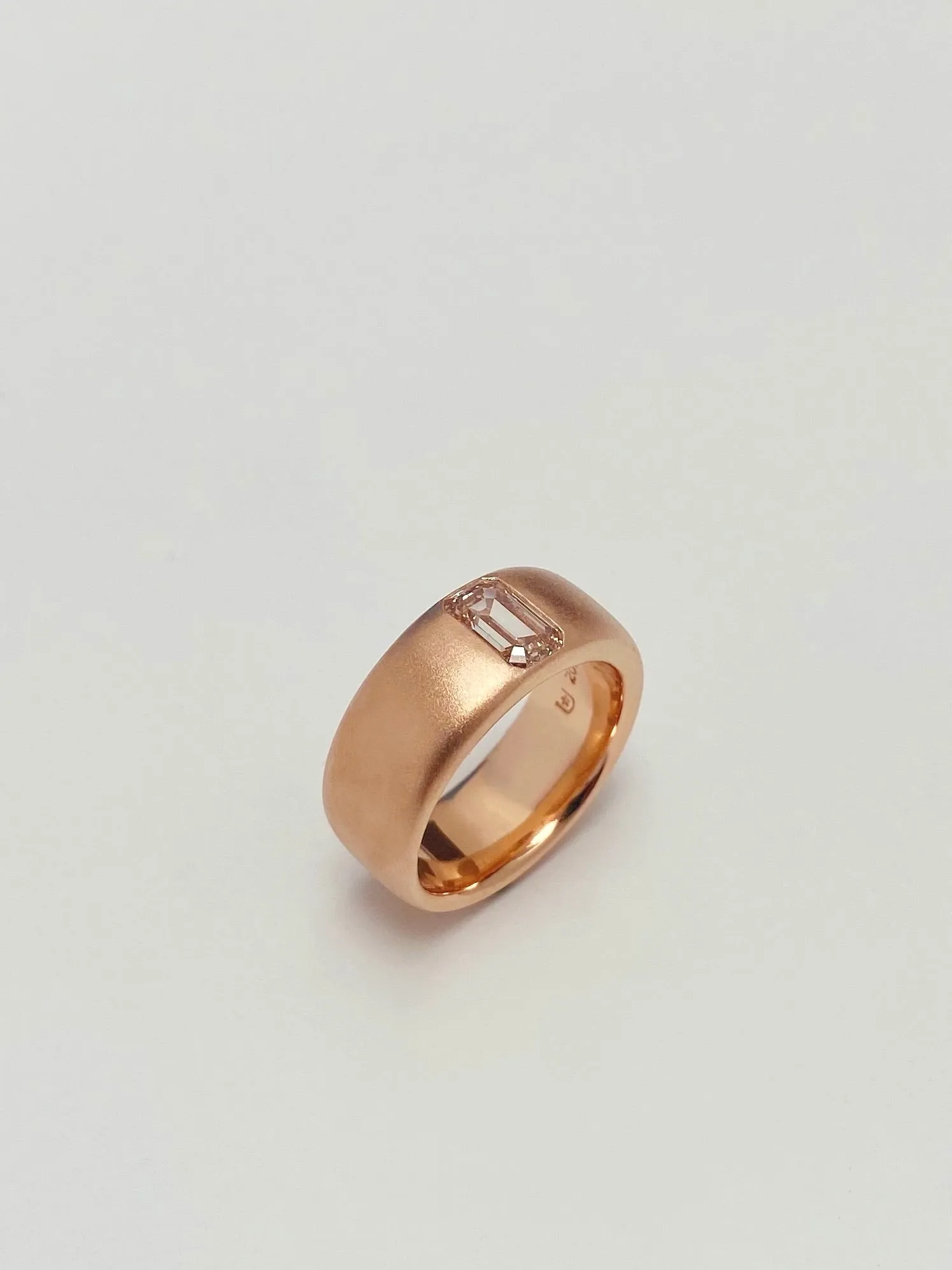20k Apricot Laing Band with Light Brown 1.03ct Argyle Diamond