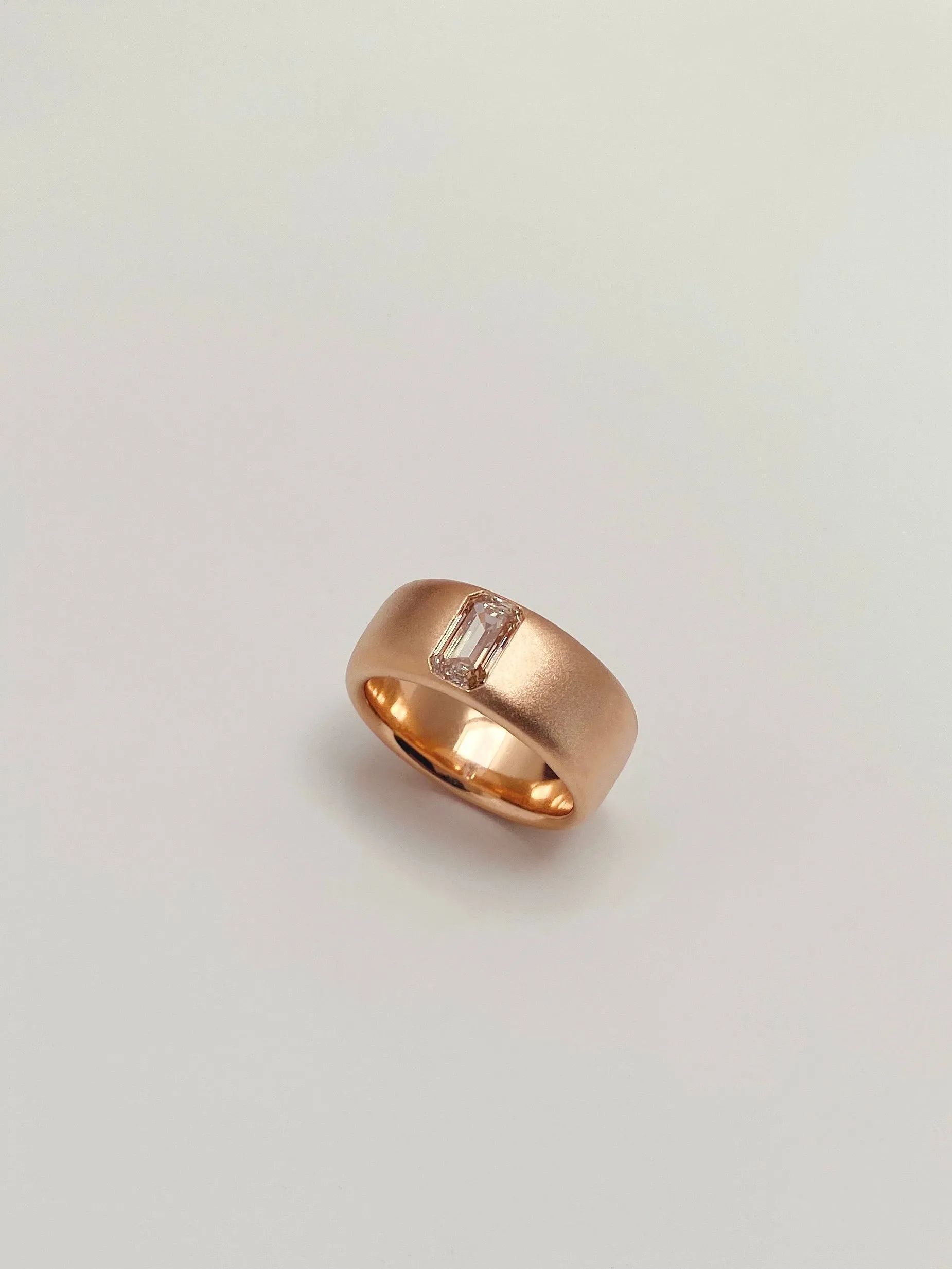 20k Apricot Laing Band with Light Brown 1.03ct Argyle Diamond