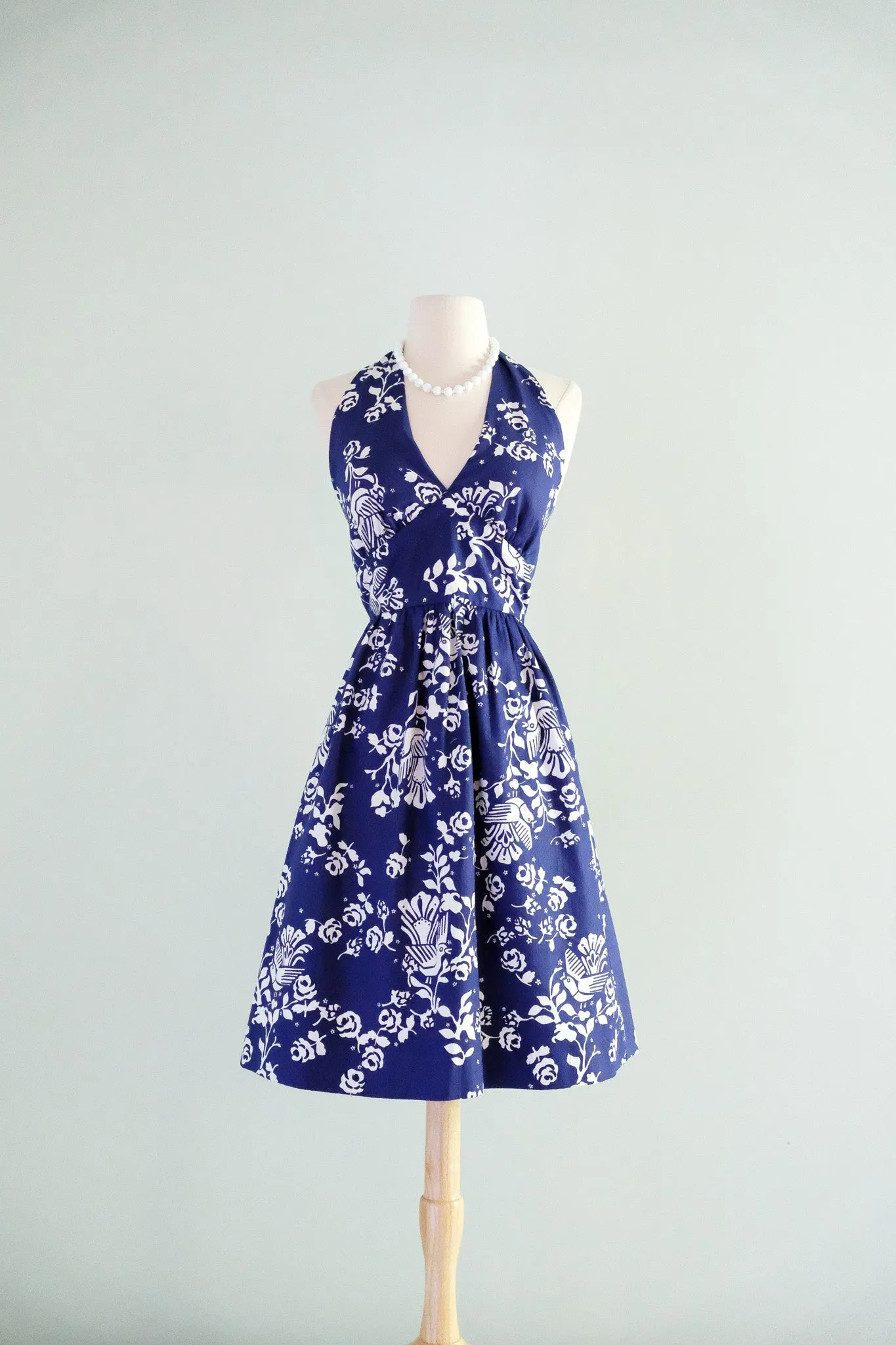 Cutest 1970's Summer Floral Halter Mini Dress in Navy & White / Sz SM