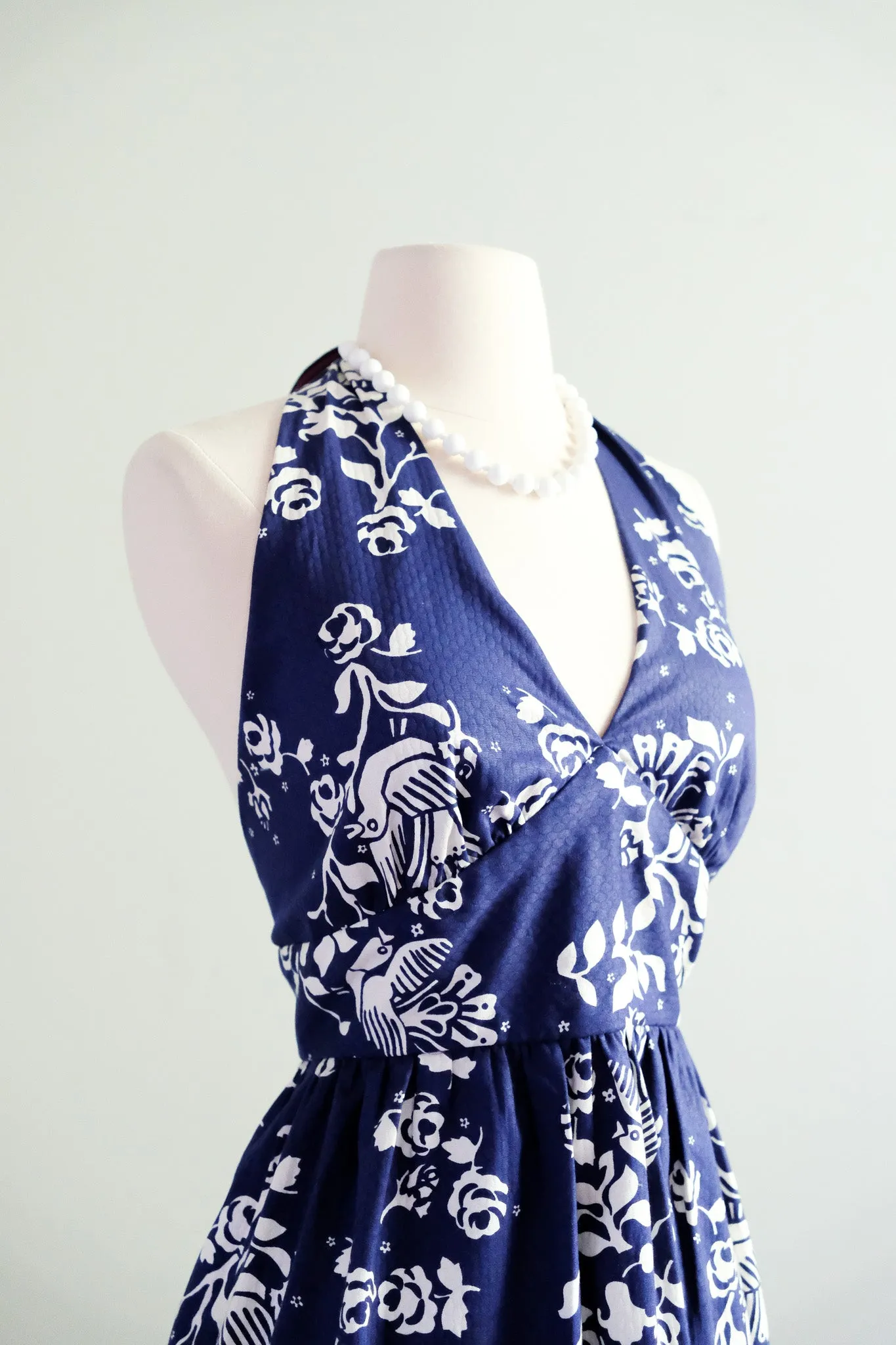 Cutest 1970's Summer Floral Halter Mini Dress in Navy & White / Sz SM