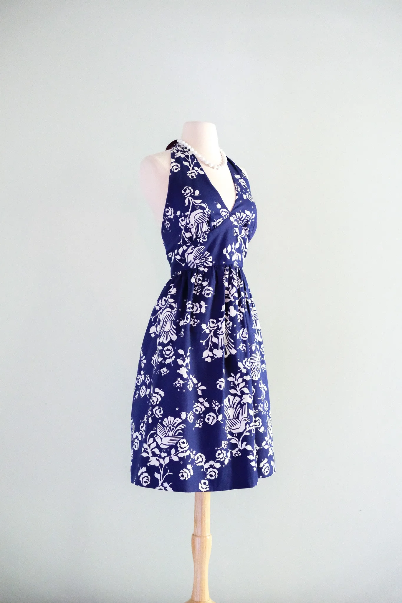 Cutest 1970's Summer Floral Halter Mini Dress in Navy & White / Sz SM