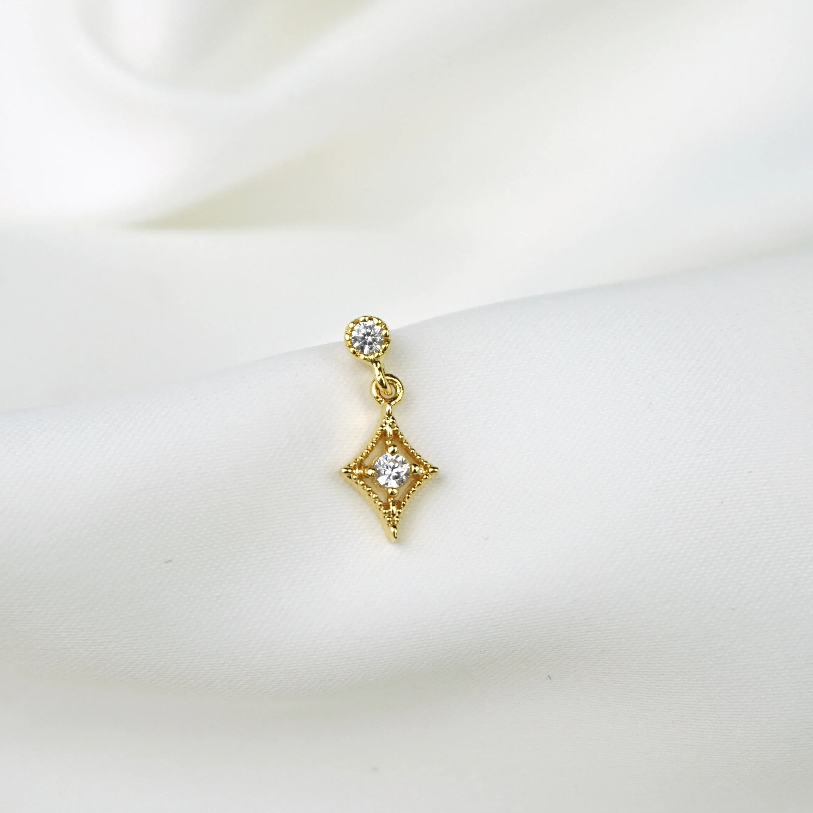 Sparkling Cubic Earpin